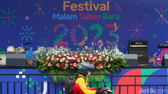 Pemprov DKI Jakarta menggelar acara meriah dalam perayaan malam tahun baru 2023. Panggung-panggung digelar di Jl Sudirman-Thamrin.