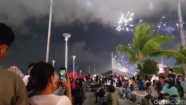 Pengunjung memadati Anjungan Pantai Losari Makassar, Sulawesi Selatan (Sulsel) saat malam tahun baru 2023.