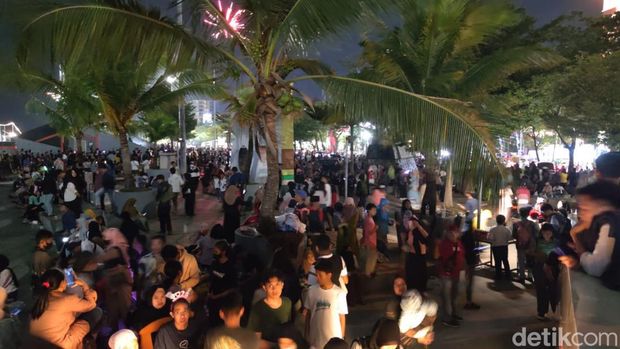 Suasana di Anjungan Pantai Losari Makassar, Sulawesi Selatan (Sulsel) saat malam tahun baru 2023.