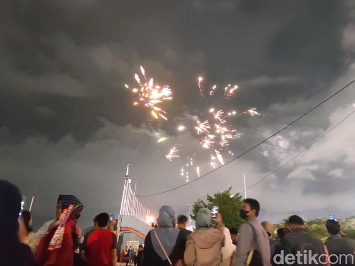 Pengunjung padati Anjungan Pantai Losari Makassar, Sulawesi Selatan (Sulsel) saat malam tahun baru 2023.