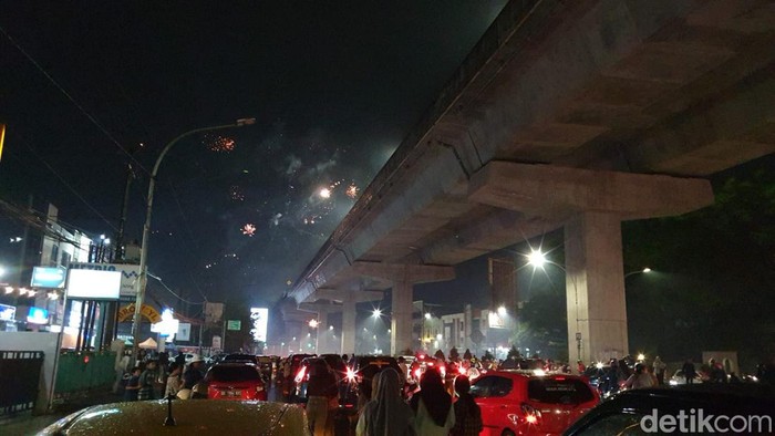 Jalan AP Pettarani Kota Makassar, Sulawesi Selatan (Sulsel) macet parah pada malam tahun baru 2023.