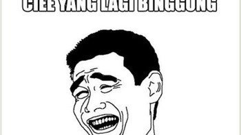 Di rumah saja rebahan sambil lihat hape. Foto: Twitter