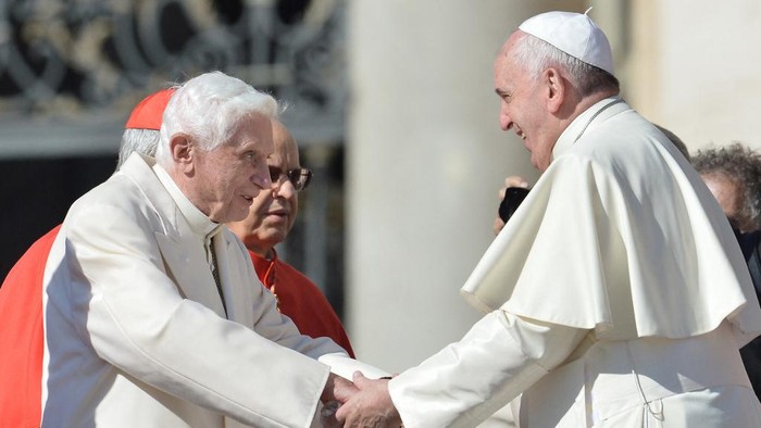 Paus Emeritus Benediktus Dimakamkan 5 Januari, Dipimpin Paus Fransiskus