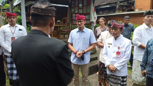 Menparekraf Sandiaga Salahuddin Uno saat mengunjungi Puri Anyar Kerambitan, Sabtu (31/12/2022). (chairul amri simabur/detikBali)