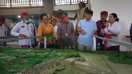 Menparekraf Sandiaga Salahuddin Uno saat menyimak keterangan petugas Museum Subak, Tabanan, Bali, Sabtu (31/12/2022).