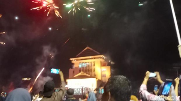 Momen pergantian tahun baru 2023 di Kota Ambon, Maluku.