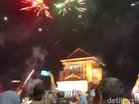 Momen pergantian tahun baru 2023 di Kota Ambon, Maluku.