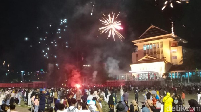 Momen pergantian tahun baru 2023 di Kota Ambon, Maluku.