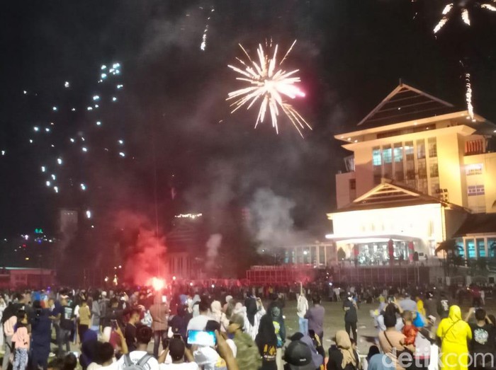 Momen pergantian tahun baru 2023 di Kota Ambon, Maluku.