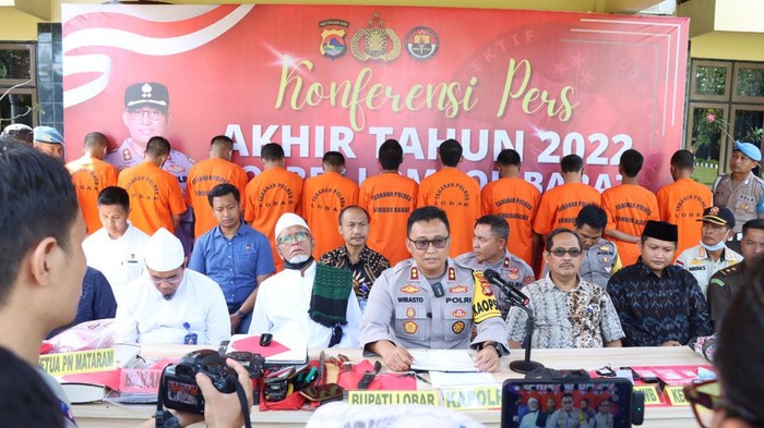 Kapolres Lombok Barat AKBP Wirasto Adi Nugroho pimpin pengungkapan data kasus narkotika dan miras selama 2022 di Mako Polres Lombok Barat, Sabtu (31/12/2022).