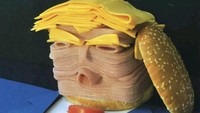 Pakai irisan daging dan keju, roti bun ini dibuat mirip seperti wajah Presiden Donald Trump. Mirip sekali ya ?Foto: Instagram