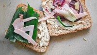  Lukisan ‘The Creation of Adam’ yang terkenal di dunia karya Michelangelo ini, digambarkan ulang dalam dua potong roti dengan bawang dan irisan daging lapis yang keren.  Foto: Instagram