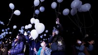 Ribuan balon yang dilepas berwarna biru muda.