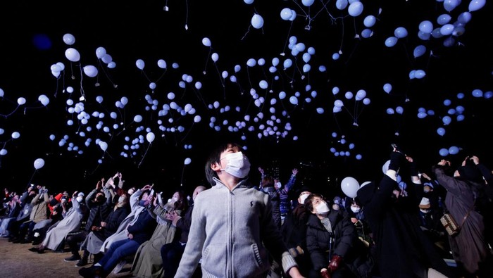 Revellers release balloons as they take part in New Year celebrations in Tokyo, Japan, January 1, 2023. REUTERS/Issei Kato