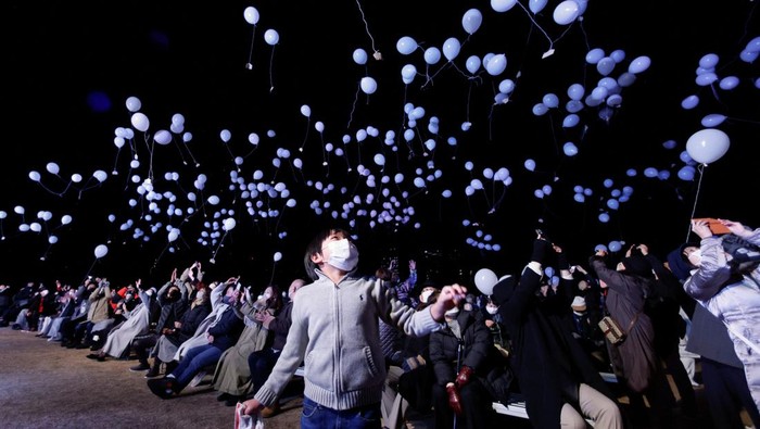 Revellers release balloons as they take part in New Year celebrations in Tokyo, Japan, January 1, 2023. REUTERS/Issei Kato