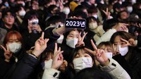 Usai berdoa, para warga langsung bersuka cita menyambut tahun baru 2023.
