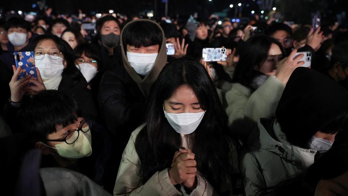 People celebrate New Year's eve in Seoul, South Korea, December 31, 2022. REUTERS/Kim Hong-Ji