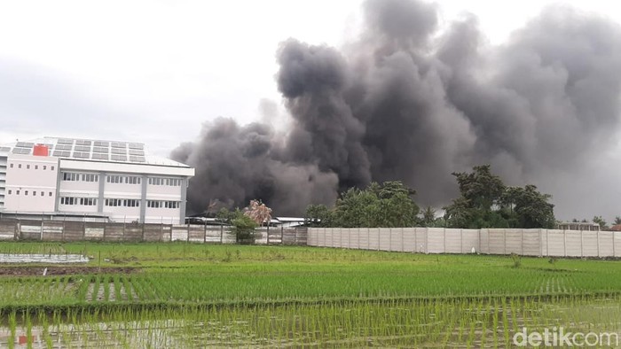 Pabrik garmen di Jonggrangan Babadan, Kalurahan Bantul, Kapanewon Bantul, Kabupaten Bantul yang terbakar, Sabtu (31/12/2022).