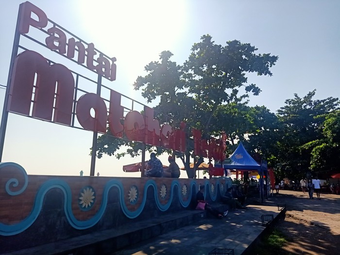 Pantai Matahari Terbit pun tak kalah menarik untuk dijadikan spot menikmati sunrise pertama 2023. Pantai ini beralamat di Jalan Matahari Terbit, Denpasar, Bali.

Tarif parkir untuk mobil di pantai itu sebesar Rp 5 ribu dan motor Rp 2 ribu. Tarif parkir di pantai tersebut akan meningkat seiring makin lamanya pengunjung di sana.