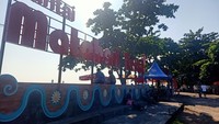 Pantai Matahari Terbit pun tak kalah menarik untuk dijadikan spot menikmati sunrise pertama 2023. Pantai ini beralamat di Jalan Matahari Terbit, Denpasar, Bali.Tarif parkir untuk mobil di pantai itu sebesar Rp 5 ribu dan motor Rp 2 ribu. Tarif parkir di pantai tersebut akan meningkat seiring makin lamanya pengunjung di sana.(Foto: Ni Made Lastri Karsiani Putri/detikBali)