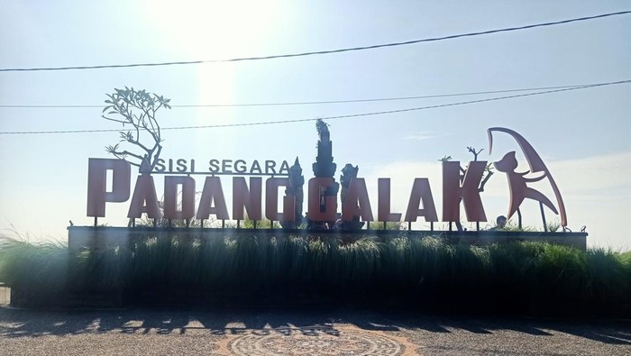 Pantai Padang Galak, berlokasi di Jalan Padanggalak Sanur, Denpasar, Bali. Untuk dapat menikmati keindahan pantai tersebut, pengunjung akan dikenakan tarif parkir mobil sebesar Rp 5 ribu, sedangkan sepeda motor Rp 2 ribu.