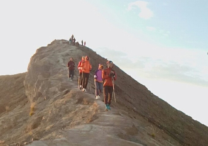 Para wisatawan saat melakukan aktivitas pendakian ke Gunung Agung, Karangasem, Bali.