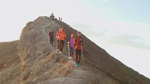 Para wisatawan saat melakukan aktivitas pendakian ke Gunung Agung, Karangasem, Bali.