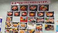 Bahkan di setiap dindingnya terdapat menu yang lengkap dengan foto sehingga pelanggan bisa melihat visualisasi dari makanan tersebut. Foto: soranews24.com / Casey Baseel
