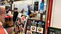 Namun ada beberapa gerai yang menjual makanan seperti steak hamburger maupun mie Okinawa. Foto: soranews24.com / Casey Baseel