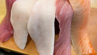 Seperti ini tampilan sashimi yang dijual di salah satu restoran. Potongan daging ikannya besar dan tebal-tebal ya? Foto: soranews24.com / Casey Baseel