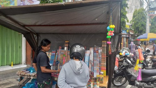 Suasana salah satu lapak kembang api dan terompet tahun baru yang nyambi jualan lato-lato di pinggir Jalan Diponegoro, wilayah Kelurahan Kampung Kajanan, Sabtu (31/12/2022).
