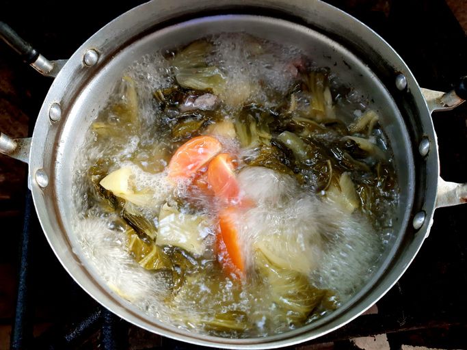 Pemilik dan Pembeli Sup Ikan Ribut hingga Tangan Melepuh Kena Kuah Panas