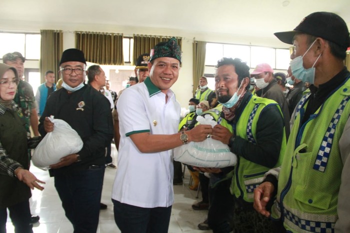 Pemkab Bandung bagikan sembako ke ojek pangkalan.