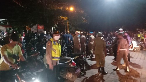 Pemkab Buleleng saat melaksanakan patroli di sejumlah titik kumpul masyarakat, seperti RTH Bung Karno, Taman Kota Singaraja, Eks Pelabuhan Buleleng, dan Pantai Lovina, Sabtu (31/12/2022) malam.