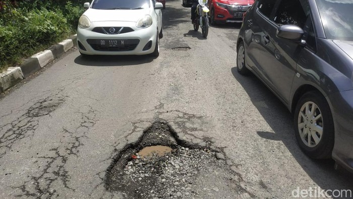 Penampakan Jalan Hertasning, Makassar yang banyak berlubang.