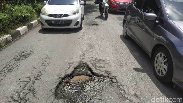 Penampakan Jalan Hertasning, Makassar yang banyak berlubang.