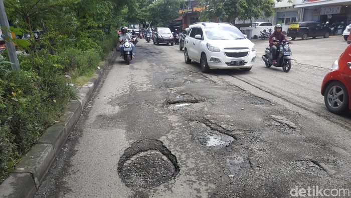 Penampakan Jalan Hertasning, Makassar yang banyak berlubang.