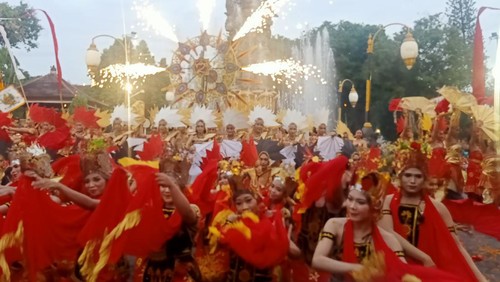 Penampilan inagurasi Manunggaling Catur Gunaning Rasa Suda Sidi Sida Karya Paripurnaning Jagat di Patung Catur Muka Denpasar, Bali, Sabtu (31/12/2022) sore.