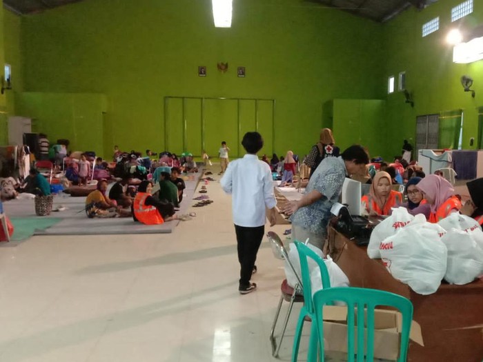 Pengungsi di Balai Desa Jati Wetan, Kudus, Sabtu (31/12/2022).