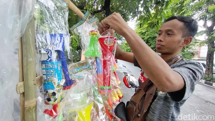 Penjual terompet surabaya