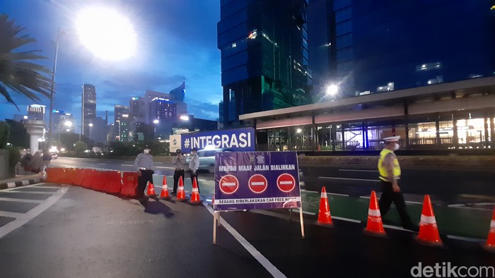 Penutupan Jl Jenderal Sudirman, Jakarta, untuk malam tahun baru 2023. (Ilham Oktafian/detikcom)