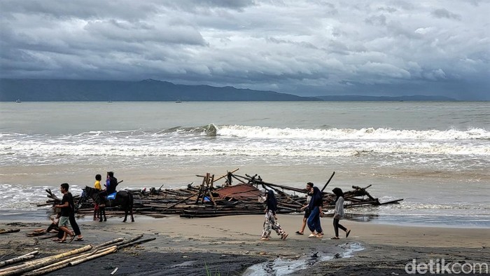 Perahu Pagang milik nelayan yang hancur karena gelombang tinggi, hingga saat ini tumpukan kayu dari Pagang tersebut masih menumpuk di pesisir pantai.