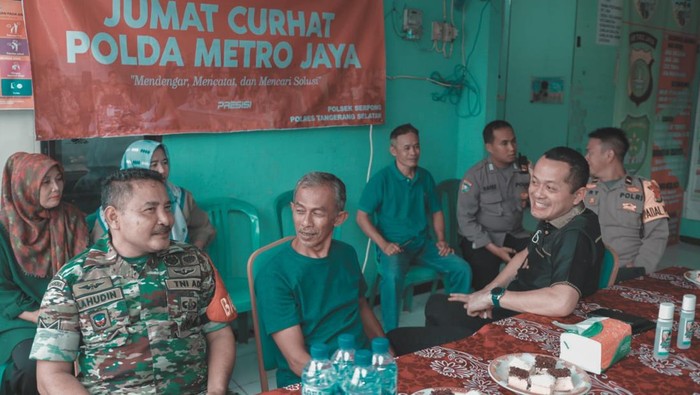 Personel Direktorat Reserse Kriminal Khusus Polda Metro Jaya temui warga saat Jumat Curhat, Jumat (30/12/2022).