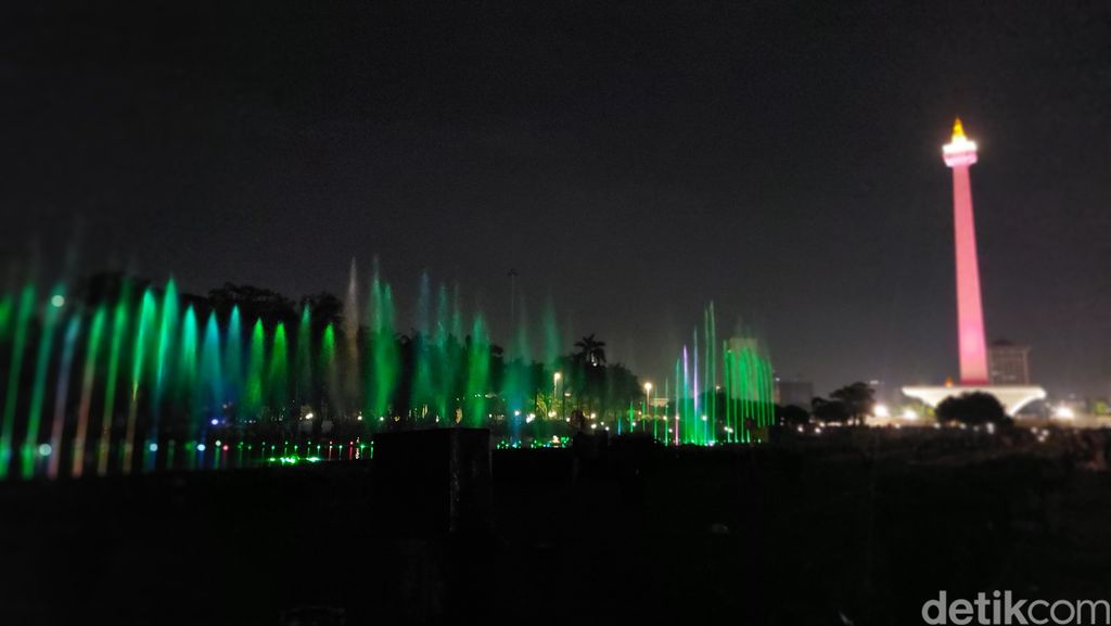 Pertunjukan air mancur di Monas di malam tahun baru 2023. (Rumondang Naibaho/detikcom)