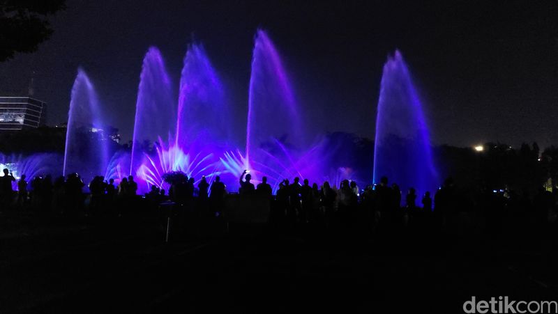Pertunjukan air mancur di Monas di malam tahun baru 2023. (Rumondang Naibaho/detikcom)