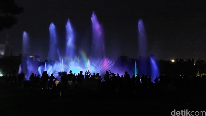 Pertunjukan air mancur di Monas di malam tahun baru 2023. (Rumondang Naibaho/detikcom)