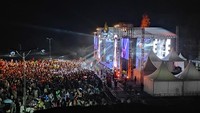 Bahkan, Putu Jayan juga memantau acara konser GWK dari atas tebing. Ia memantau perayaan malam tahun baru tersebut ditemani oleh Karo Ops Kombes Firman Nainggolan, Kabid Humas Kombes Stefanus Satake Bayu Setianto, Dirlantas Kombes Rumino Ardano. Foto: I Wayan Sui Suadnyana/detikBali