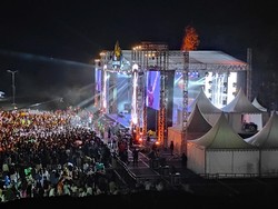 Bahkan, Putu Jayan juga memantau acara konser GWK dari atas tebing. Ia memantau perayaan malam tahun baru tersebut ditemani oleh Karo Ops Kombes Firman Nainggolan, Kabid Humas Kombes Stefanus Satake Bayu Setianto, Dirlantas Kombes Rumino Ardano. Foto: I Wayan Sui Suadnyana/detikBali