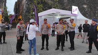Dia datang ke lokasi sekitar pukul 18.25 Wita, dengan didampingi sejumlah pejabat Polda Bali dan disambut oleh manajemen GWK. Foto: I Wayan Sui Suadnyana/detikBali