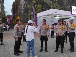Dia datang ke lokasi sekitar pukul 18.25 Wita, dengan didampingi sejumlah pejabat Polda Bali dan disambut oleh manajemen GWK. Foto: I Wayan Sui Suadnyana/detikBali